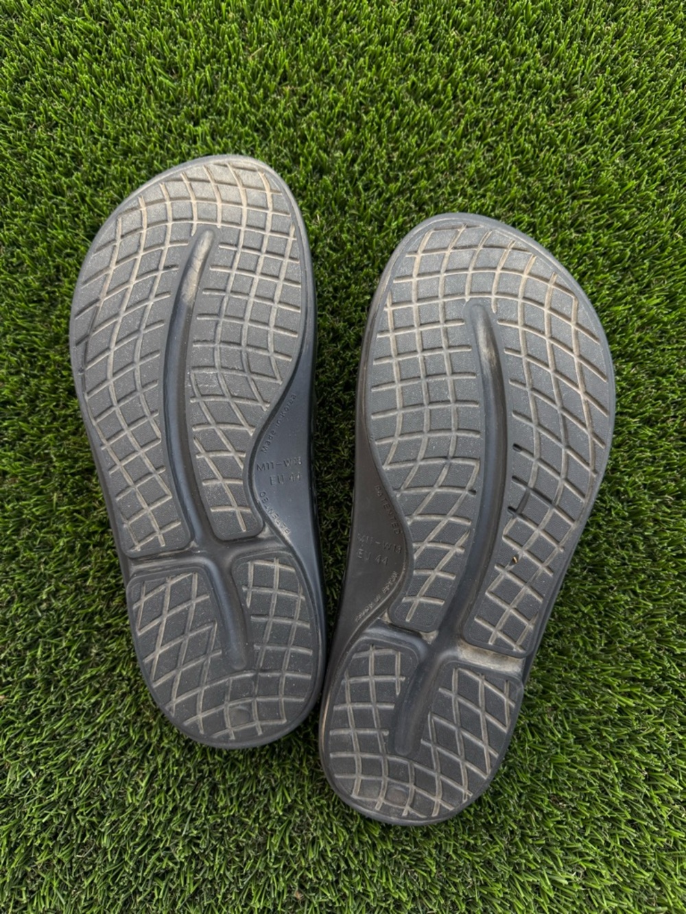 OOFOS Black Men's Recovery Flip Flops - Picture 5 of 5